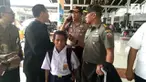Joni Kala, bocah pemanjat tiang bendera di Atambua mendapat apresiasi dengan diundang Presiden Joko Widodo ke Jakarta.