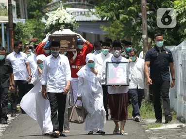 Presiden Joko Widodo atau Jokowi beserta keluarga saat mengantar jenazah ibundanya Sudjiatmi Notomihardjo untuk disalatkan di masjid dekat kediamannya di Solo, Jawa Tengah, Kamis (26/3/2020). Sujiatmi Notomiharjo wafat pada Rabu 25 Maret 2020 pukul 16.45 WIB. (Liputan6.com/Fajar Abrori)