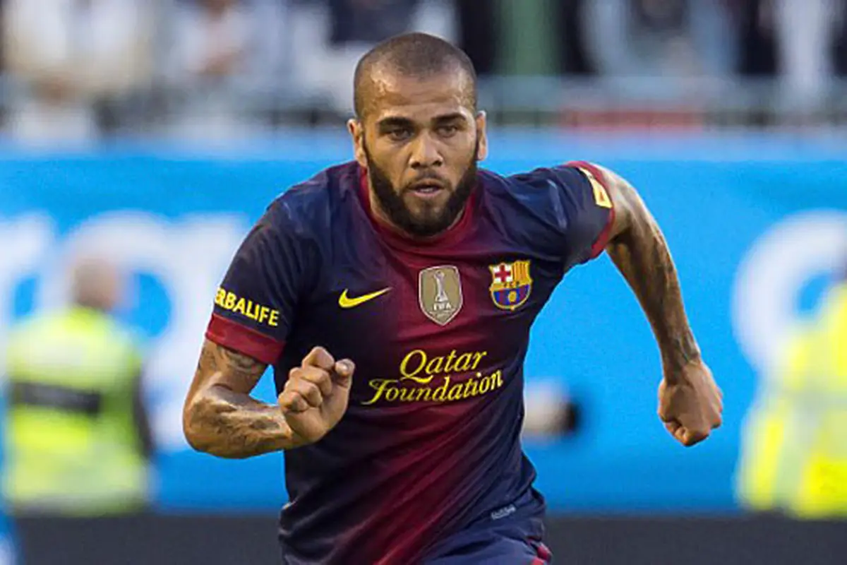 dani-alves-berjuang-130208a