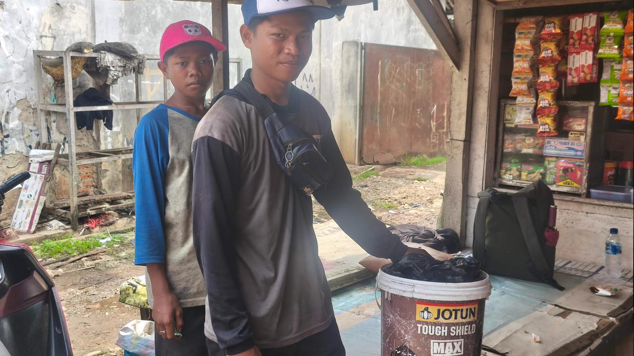 Kisah Rahmat Pemulung Muda Putus Sekolah Jualan Es di Gunungan Sampah Bantargebang buat Menyambung Hidup