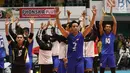 Pemain Timnas voli putra Indonesia mengangkat tangan merayakan kemenangan atas Qatar pada Kejuaraan Voli Asia 2017 di GOR Tri Dharma, Gresik, Rabu (26/7). Indonesia unggul 3-2 (24-26, 14-25, 25-20, 25-21, 15-11). (Liputan6.com/Helmi Fithriansyah)