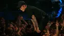 Justin Bieber terharu dan menangis usai penampilannya di acara MTV Video Music Awards 2015, Los Angeles , California,minggu (30/8/2015). Bieber sempat menyampaikan pidato singkat tentang kehidupannya. (REUTERS/Mario Anzuoni)