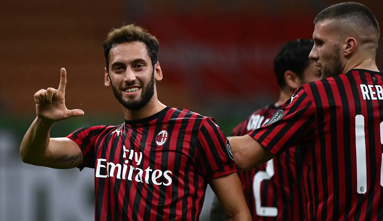Hakan Calhanoglu. Gelandang Turki ini menjadi rekrutan gratis Inter Milan dari rival sekota, AC Milan. Total menghabiskan 4 musim bersama AC Milan, Hakan Calhanoglu memilih membelot ke Inter Milan. Kontrak tiga tahun yang ditawarkan Inter dinilai lebih baik. (Foto: AFP/Marco Bertorello)