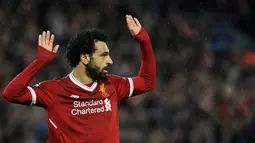 Pemain Liverpool, Mohamed Salah usai mencetak gol ke gawang AS Roma pada leg pertama semifinal Liga Champions di Stadion Anfield, Liverpool, Inggris, Selasa (24/4). Salah mencetak dua gol dalam pertandingan tersebut. (AP Photo/Rui Vieira)