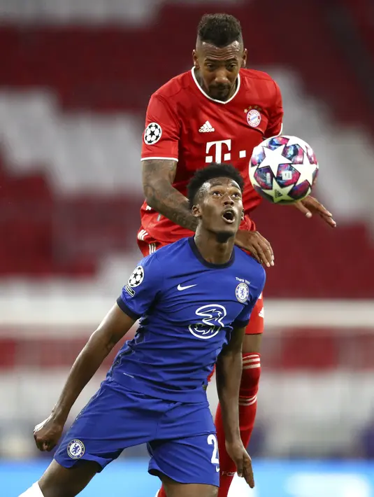 Bek Bayern Munchen, Jerome Boateng berebut bola dengan penyerang Chelsea, Callum Hudson-Odoi  pada leg kedua babak 16 besar Liga Champions di Allianz Arena, Jerman, Sabtu, (8/8/2020). Munchen menang 4-1 atas Chelsea dan melaju ke perempat final dengan aggregat skor 7-1. (AP Photo/Matthias Schrader)
