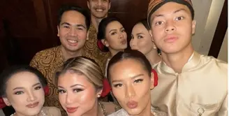 Di hari pernikahan Aaliyah Massaid dan Thariq Halilintarm kehadiran para sibling sjadi sorotan. Mereka tampil memikat dengan kebaya dan makeup menawan. [Foto: Instagram/ Zahwa Massaid]