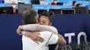 Pesenam Amerika Serikat, Sunisa Lee, tak mampu membendung air mata usai merengkuh medali emas Olimpiade Tokyo 2020. Sunisa Lee, sukses keluar sebagai yang terbaik di nomor semua alat atau all-around Olimpiade Tokyo 2020. (Foto: AP/Gregory Bull)