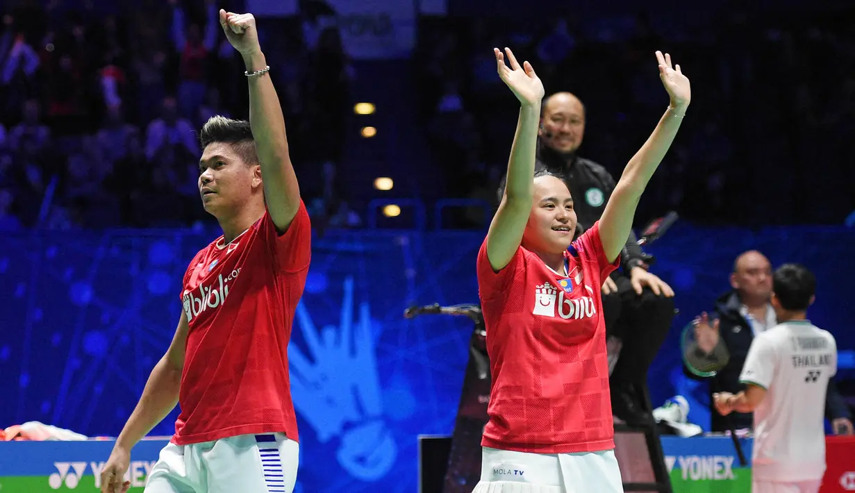 Gelar tersebut menjadi sangat spesial karena berhasil diraih ditengah keraguan pecinta bulu tangkis Indonesia setelah bubarnya pasangan Liliyana Natsir dan Tontowi Ahmad. (Photo by Oli SCARFF / AFP)