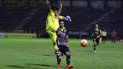 Pemain Sriwijaya FC, Alberto Goncalves (kanan) dihadang pemain Gresik United pada laga Torabika SC2016 di Stadion Tridarma Gresik, Minggu (12/6/2016).  (Bola.com/Nicklas Hanoatubun)