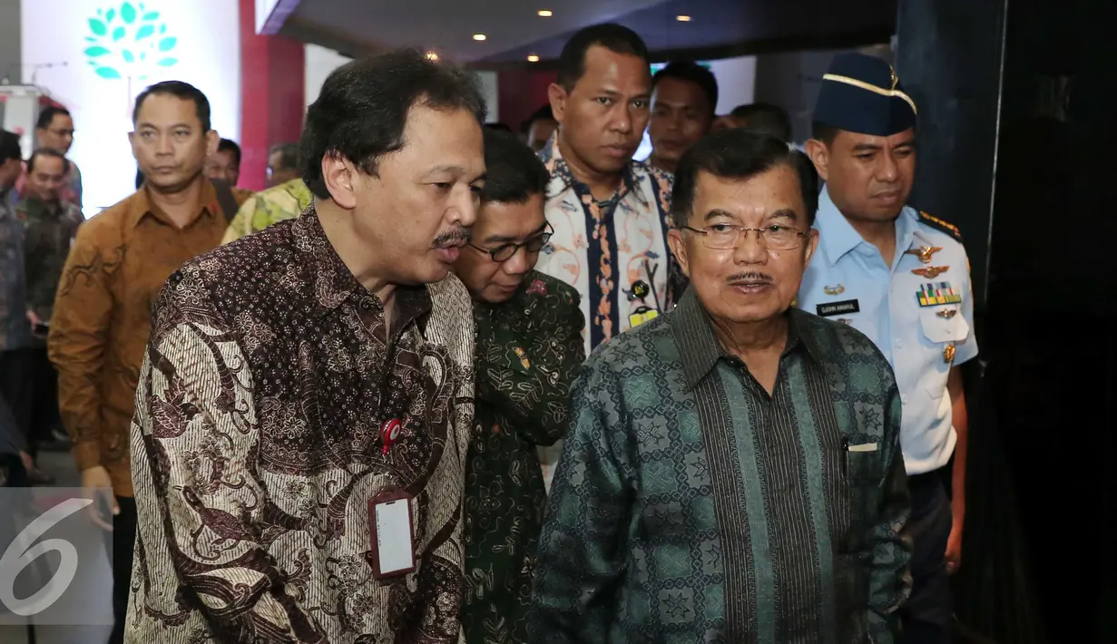Wapres Jusuf Kalla tiba menghadiri Kampanye Yuk Nabung Saham di BEI, Jakarta, Kamis (12/11). Peluncuran Kampanye bertujuan agar masyarakat dapat memahami tentang berinvestasi di pasar modal. (Liputan6.com/Angga Yuniar)