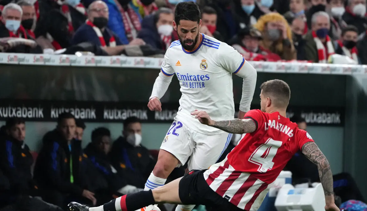 Hingga awal babak kedua Real Madrid tak kunjung mampu menembus pertahanan Athletic Bilbao. Isco pun dimasukkan pada menit ke-60 menggantikan Vinicius Junior. (AFP/Cesar Manso)