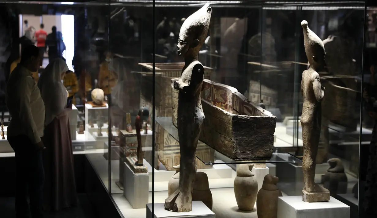 Sejumlah orang mengunjungi Museum Kafr El-Sheikh di Kafr El-Sheikh, Mesir, pada 2 November 2020. Museum Kafr El-Sheikh yang dibuka untuk pengunjung pada Senin (2/11) ini terdiri dari tiga ruang pameran utama, yang menampilkan sejarah regional dan banyak artefak. (Xinhua/Ahmed Gomaa)