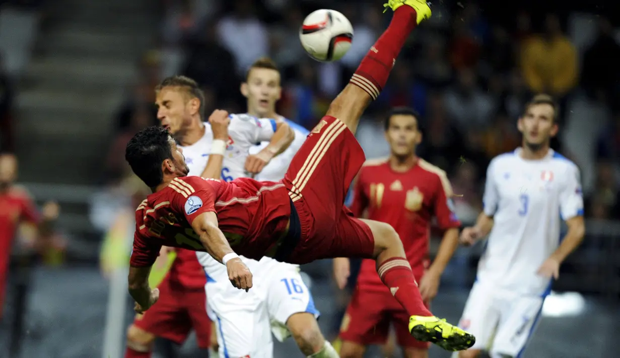 Penyerang Spanyol, Diego Costa melakukan tendangan salto pada laga kualifikasi Piala Eropa 2016 melawan Slovakia di Stadion Carlos Tartiere, Spanyol, Sabtu (5/9/2015). (Reuters/Eloy Alonso)