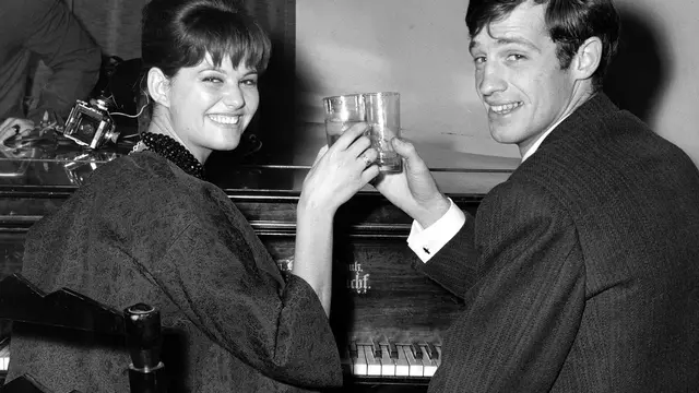 Jean-Paul Belmondo dan aktris Italia Claudia Cardinale. (AP Photo/Mario Torrisi, File)