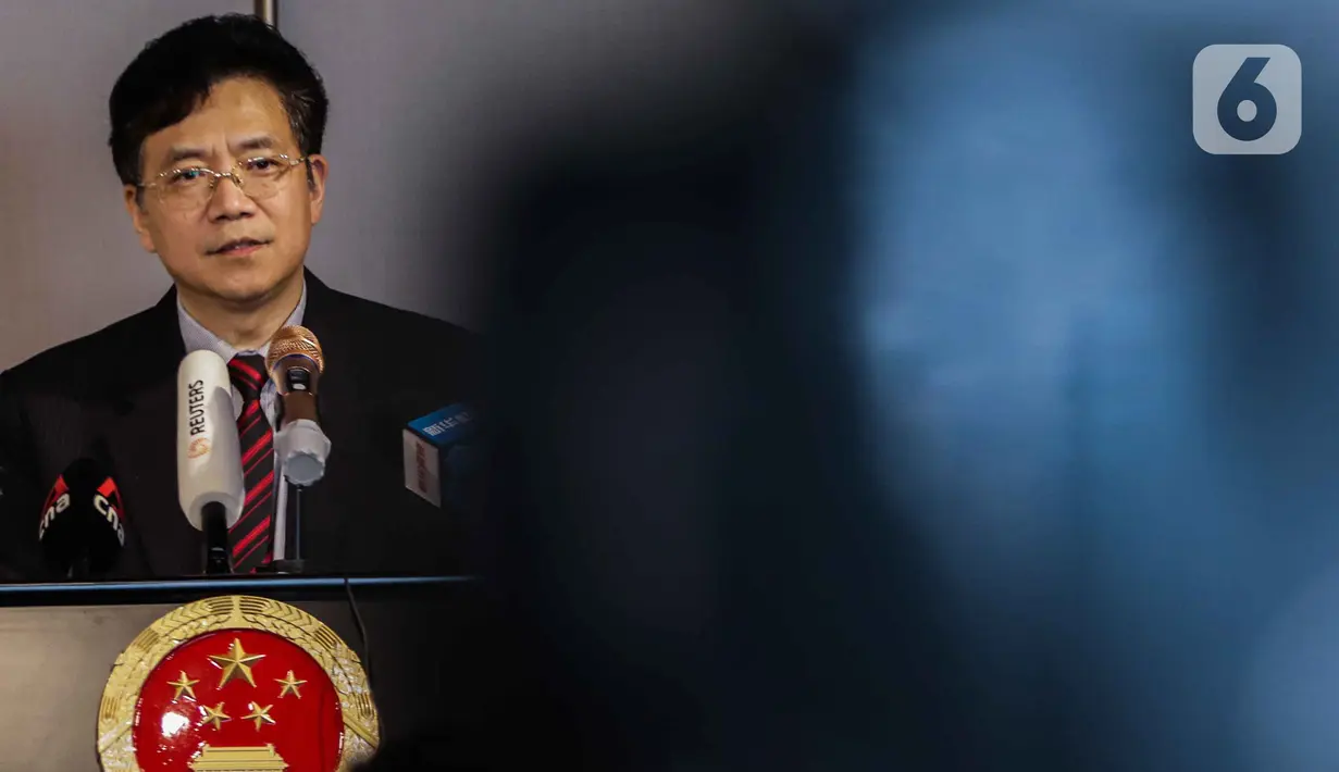 Duta Besar China untuk ASEAN, Deng Xijun memberikan keterangan terkait perkembangan virus corona COVID-19 saat Media Briefing di Jakarta, Jumat (21/2/2020). Pada kesempatan itu, Deng Xijun berharap ASEAN saling bekerja sama untuk menangani virus corona COVID-19. (Liputan6.com/Faizal Fanani)