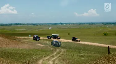 Peserta overland menjelajah savana Bombana pada hari kedua Indonesia Offroad Expedition (IOX) Celebes 2017, Sulawesi Tenggara, Minggu (8/10). Sebanyak 87 kendaraan ikut serta dalam ekpedisi celebes. (Liputan6.com/Pool/Ridhwan Siregar)