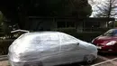 Parkir sembarangan akhirnya mobilnya kena bungkus deh. (Source: nyugat.hu)
