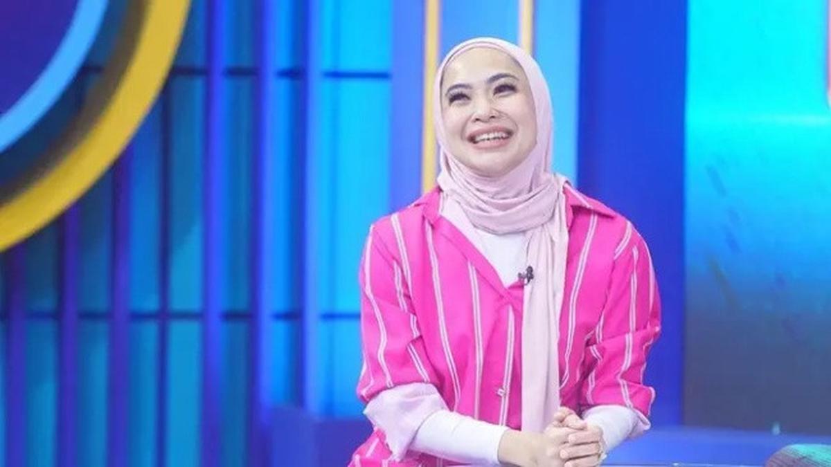 4 Potret Fenni Rose Happy Jalani Terapi Stem Cell, Rela Bola-Balik China
