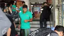 Pemain Timnas Indonesia, Fachrudin (tengah) usai melaksanakan salat Jumat di Yamie Unmuttageen Mosque, Thailand (16/12). Indonesia akan melakoni final kedua Piala AFF 2016 melawan Thailand. (Liputan6.com/Helmi Fithriansyah)