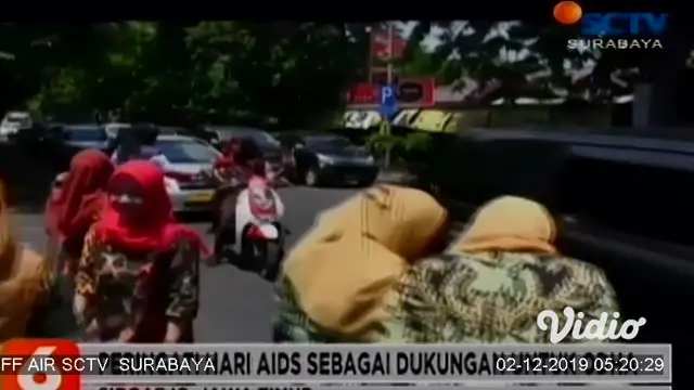 VIDEO: Peringati Hari AIDS Sedunia, Dokter di Sidoarjo Bagikan Bunga