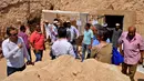 Awak media dan arkeolog Mesir berkumpul di sebuah pemakaman berumur 3.500 tahun, sebelah selatan kota Luxor, Selasa (18/4). Para arkeolog menemukan delapan mumi, peti mati kayu warna-warni serta lebih dari 1.000 patung pemakaman di sana. (STRINGER/AFP)