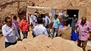 Awak media dan arkeolog Mesir berkumpul di sebuah pemakaman berumur 3.500 tahun, sebelah selatan kota Luxor, Selasa (18/4). Para arkeolog menemukan delapan mumi, peti mati kayu warna-warni serta lebih dari 1.000 patung pemakaman di sana. (STRINGER/AFP)