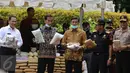 Presiden Jokowi bersama Kepala BNN Komjen Budi Waseso dan Menko Polhukam Wiranto menunjukkan barang bukti narkoba yang berhasil dijaring BNN selama dua bulan terakhir, di Monas, Jakarta, Selasa (6/12). (Liputan6.com/Faizal Fanani)
