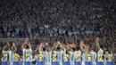 Puluhan ribu suporter memadati Estadio Monumental untuk menyaksikan kembali momen upacara penghargaan yang diterima Timnas Argentina saat menjadi juara Piala Dunia 2022 setelah melakukan uji coba melawan Panama, Jumat (24/3/2023) WIB. (AP Photo/Natacha Pisarenko)