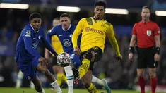 Gelandang Dortmund, Jude Bellingham menendang bola dari kawalan bek Chelsea, Wesley Fofana pada pertandingan leg kedua babak 16 besar Liga Champions di Stamford Bridge, London, Selasa 7 Maret 2023. (AP Photo/Alastair Grant)