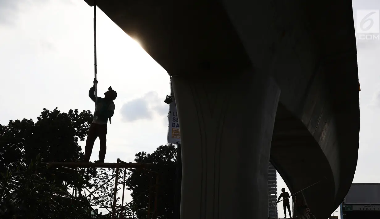 Suasana saat pekerja mengecat dinding Flyover Pancoran di Jakarta, Sabtu (24/2). Pengecatan dilakukan untuk mempercantik flyover serta menghindari kesan kumuh. (Liputan6.com/Immanuel Antonius)