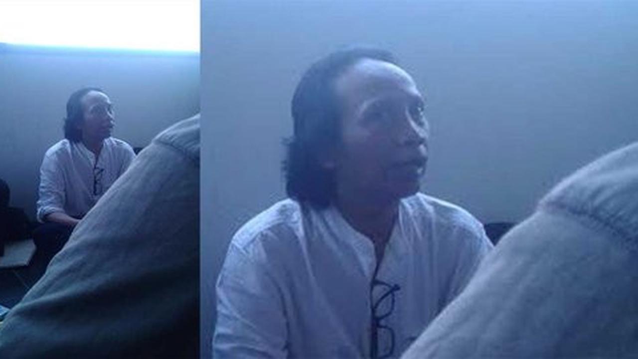 Sambil gosok batu akik, Mandra tetap sabar tunggu sidang tuntutan