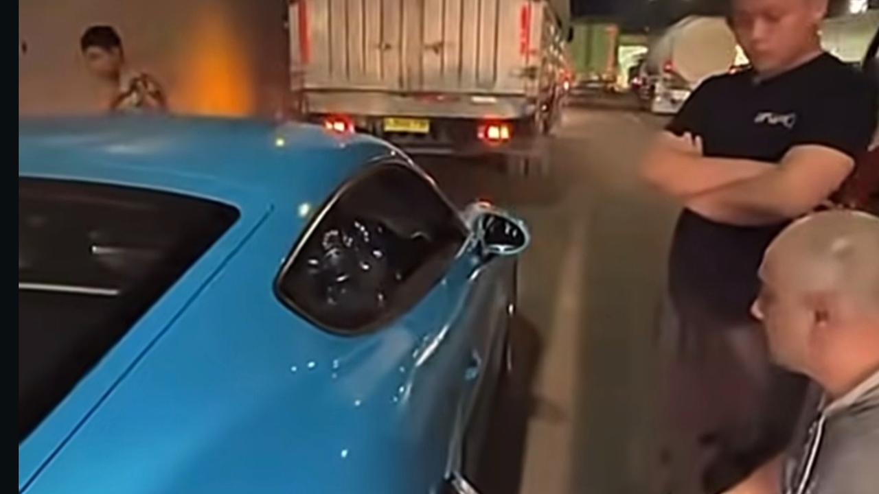 Sopir Truk Panik Serempet Porche Cayman Sampai 'Sobek'