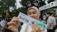 Salah satu penggemar Park Hyung Sik menunjukkan tiket masuk acara Fan Meeting di Tennis Indoor Kompleks Gelora Bung Karno, Jakarta, Sabtu (27/1/2024). (Liputan6.com/Herman Zakharia)