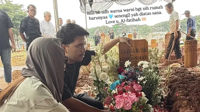 Aaliyah Massaid  salah satu artis dan sahabat Vidi Aldiano yang hadir di pemakaman. [@aaliyah.massaid]