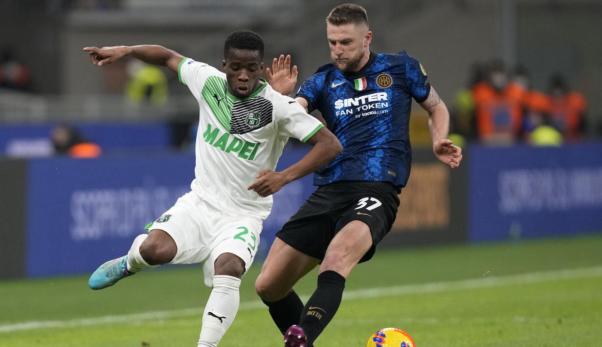 Di awal laga, Sassuolo langsung merepotkan Inter Milan melalui aksi Hamed Junior Traore. Sayang, setelah berhasil melewati dua pemain belakang Inter, tembakannya masih melebar dari gawang Samir Handanovic. (AP/Antonio Calanni)