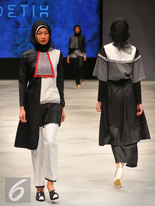 Model mengenakan busana rancangan Zaskia Sungkar pada Indonesia Fashion Week (IFW) 2016 di JCC Senayan, Jakarta, Jum'at, (11/03). Fashion Hijab kini mulai marak di Fashion Internasional. (Liputan6.com/Faisal R Syam)