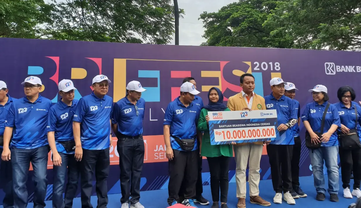 Penyerahan bantuan Corporate Social Responsibility (CSR) dalam acara BRI Family Festival (BRIFFEST) 2018 di JCC, Jakarta, Minggu (16/12). Puluhan artis meramaikan BRIFFEST 2018. (Liputan6.com/Pool/Humas BRI)