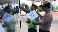 Polres Majalengka melakukan pencegatan di beberapa titik perbatasan mengantisipasi aksi Massa 22 Mei.Foto (Liputan6,com / Panji Prayitno)