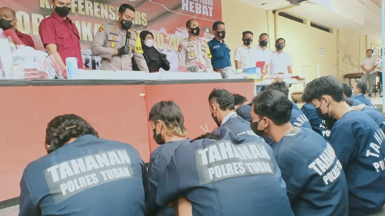 Polres Tuban membekuk pengedar pil terlarang. (Adirin/Liputan6.com)