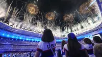 Pesta kembang api menandai berakhirnya Olimpiade 2024 di Saint-Denis, Stade de France, Prancis, Senin (12/8/2024). (AP Photo/Ashley Landis)