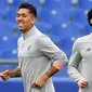 Striker Liverpool, Mohamed Salah dan Roberto Firmino saat latihan jelang laga Liga Champions di Stadion Olympic, Roma, Selasa (1/5/2018). Liverpool akan berhadapan dengan AS Roma. (AP/Ettore Ferrari)