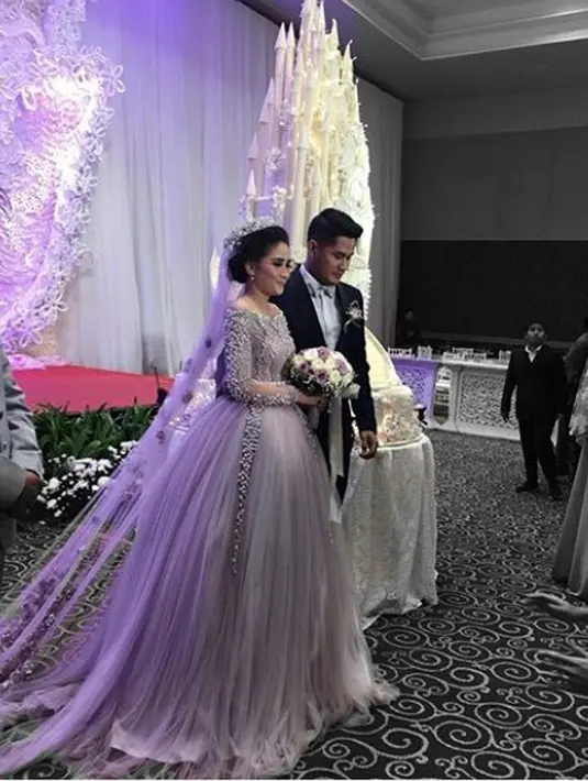 Ryana menyadari kesibukannya suami sekarang ini.Ia berharap, bahwa setelah semuanya selesai, baru akan melakukan bulan madu. (Instagram/ryana_dea)