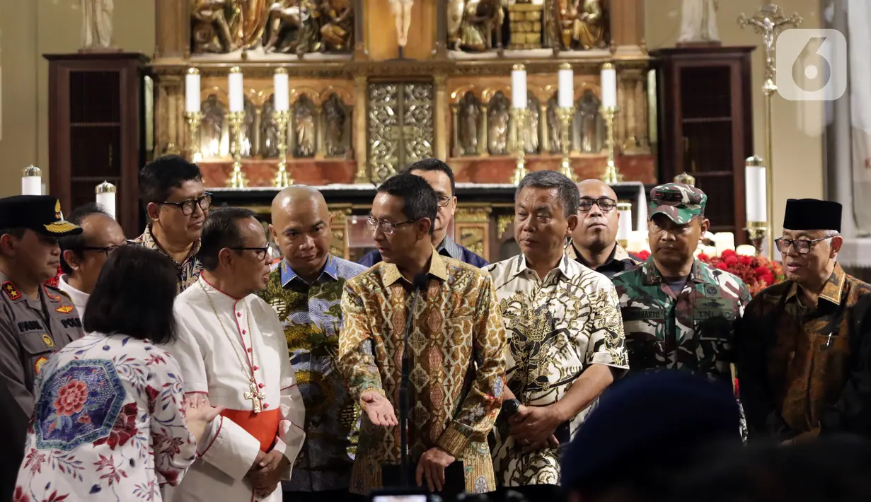 Penjabat (Pj) Gubernur DKI Jakarta, Heru Budi Hartono (tengah) berbincang bersama Pastor Kepala Gereja Katedral Jakarta, Albertus Hani Rudi Hartoko SJ, Jakarta, Sabtu (24/12/2022). Heru Budi ditemani Kapolda Metro Jaya, M Fadil Imran melakukan peninjauan ke gereja-gereja untuk memberi pesan damai dan toleransi di DKI Jakarta. (Liputan6.com/Helmi Fithriansyah)