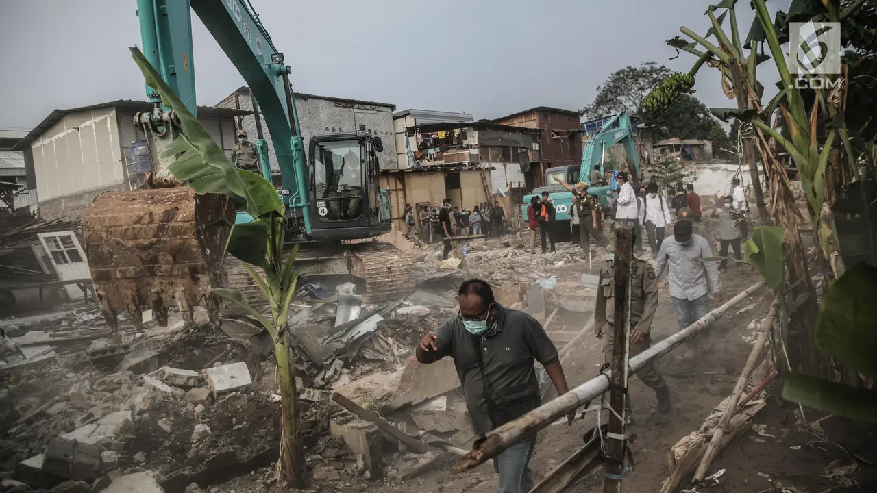 Bangunan Bantaran Kali Ciliwung di Bukit Duri Digusur