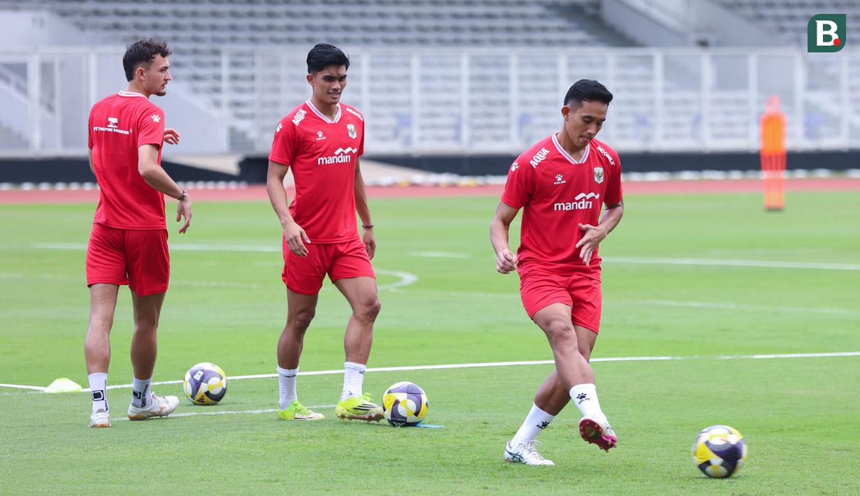 Pemain Timnas Indonesia, Rizky Ridho, mengikuti sesi latihan untuk FIFA Series 2026 Stadion Madya, Komplek Gelora Bung Karno, Jakarta, Minggu (29/3/2026). (Bola.com/M Iqbal Ichsan)