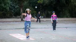 Bertempat di Lapangan Latih Dua Kompleks 700th Anniversary of Chiang Mai Stadium, pada Kamis (11/12/2025) terlihat pemain muda hingga tua saling bersaing melemparkan bola logam tersebut. Tampak dalam foto, warga saat memainkan olahraga Petanque di Lapangan Latih Dua Kompleks 700th Anniversary of Chiang Mai Stadium, Thailand, Kamis (11/12/2025). (Bola.com/Bagaskara Lazuardi)