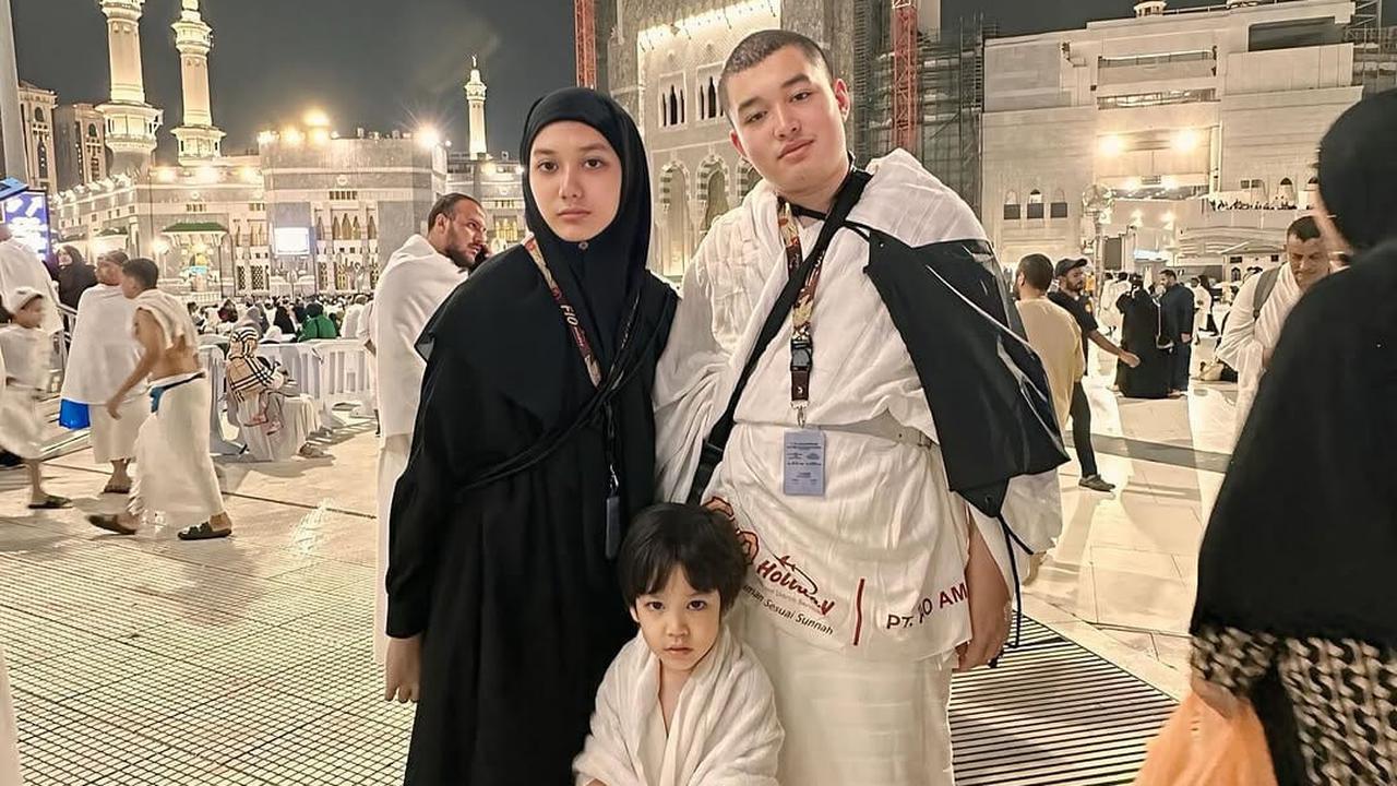 Potret Lyra Virna Umroh Ditemani Anak-anak yang Kian Dewasa