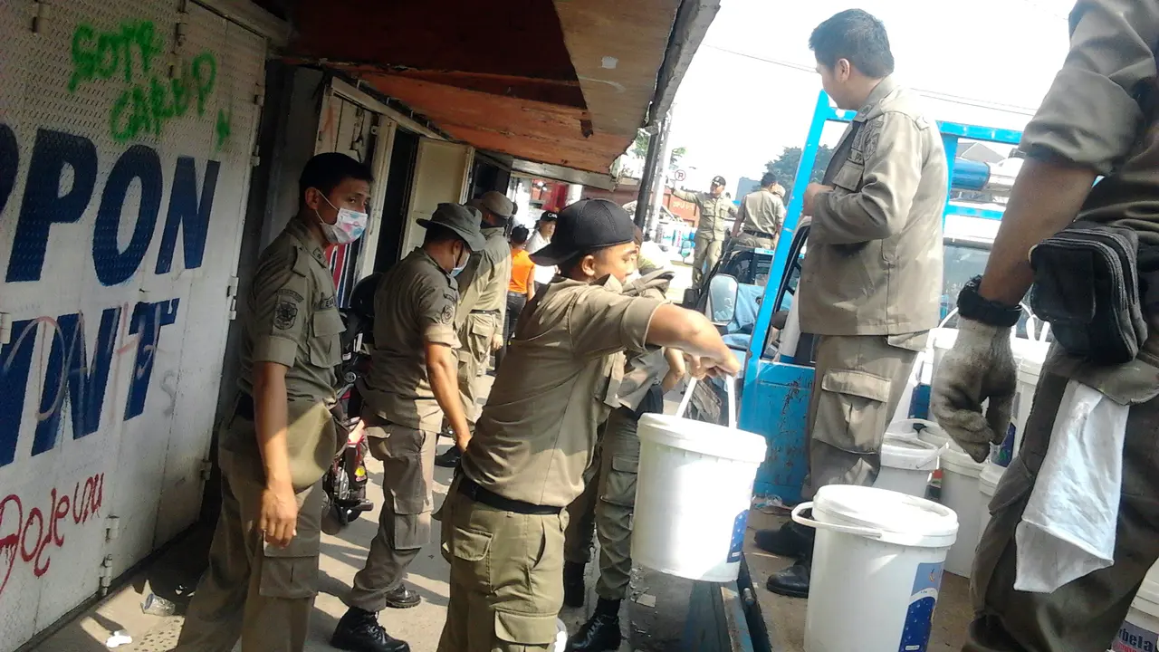Normalisasi Ciliwung, 13 Toko di Jatinegara Dibongkar Satpol PP
