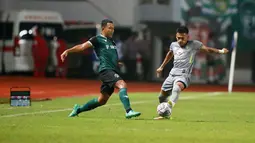 Pemain Persebaya Surabaya, Ahmad Nufiandani (kanan) berebut bola dengan pemain Persikabo 1973, Lucky Octavianto dalam laga pekan pertama BRI Liga 1 2022/2023 antara Persikabo 1973 melawan Persebaya Surabaya di Stadion Pakansari, Bogor, Senin (25/7/2022) malam WIB. (Bola.com/M Iqbal Ichsan)