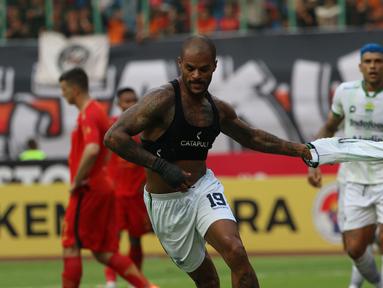 Persija Jakarta kembali gagal meraih kemenangan pada laga pekan ke-11 BRI Liga 1 2023/2024 saat ditahan imbang 1-1 sang musuh bebuyutan, Persib Bandung di Stadion Patriot Candrabhaga, Bekasi, Sabtu (2/9/2023). Sempat unggul cepat pada menit ke-14 via gol Marko Simic, Persija yang bermain dengan 10 orang sejak menit ke-74 usai Hanif Sjahbandi diusir wasit, harus kebobolan pada menit ke-85 lewat gol David Da Silva. Dengan hasil ini, Macan Kemayoran tercatat tidak pernah menang dalam 5 laga terakhir di BRI Liga 1 musim ini. (Bola.com/Ikhwan Yanuar)